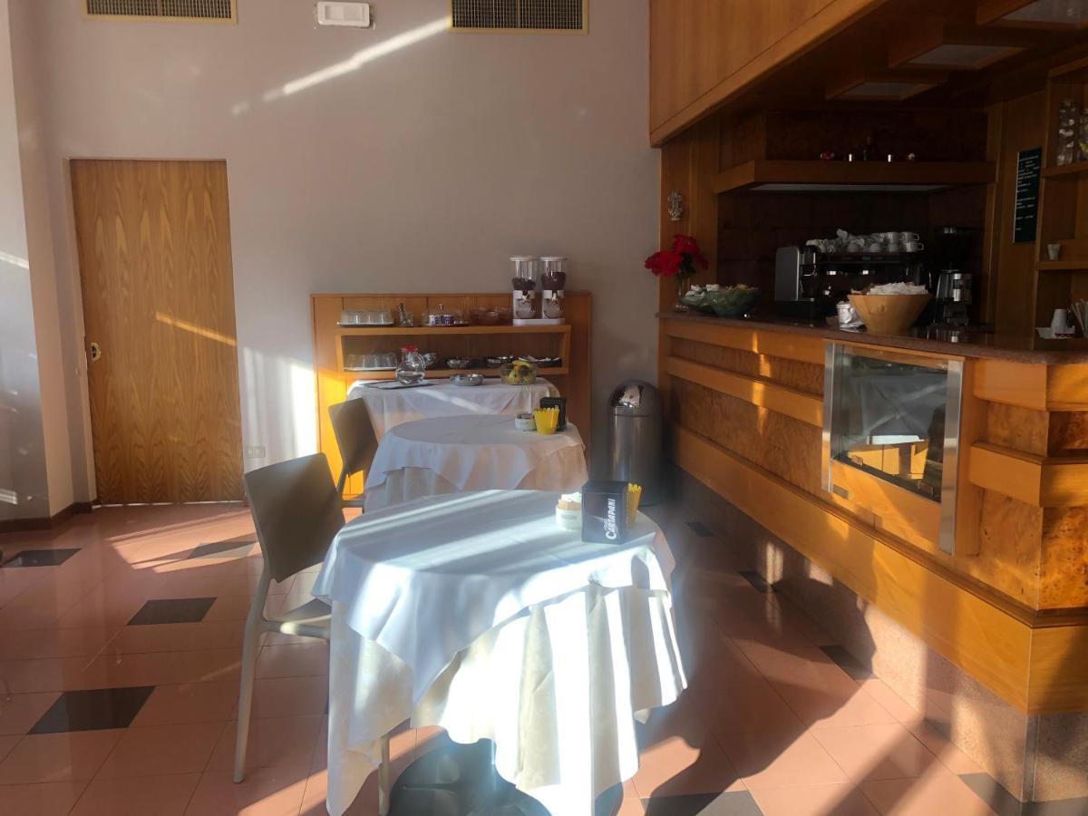 Albergo Casa Dell'Ospite Brescia Bagian luar foto