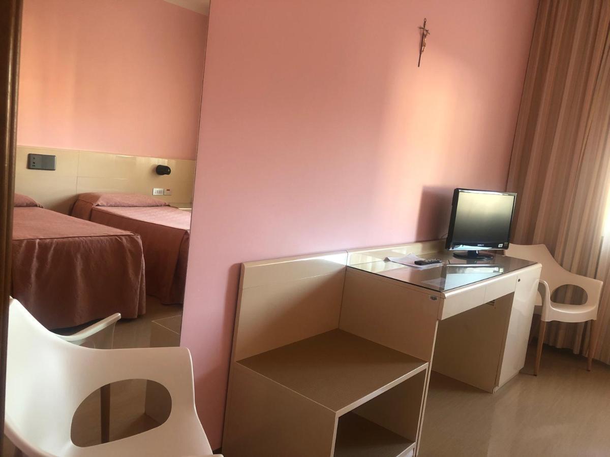 Albergo Casa Dell'Ospite Brescia Bagian luar foto