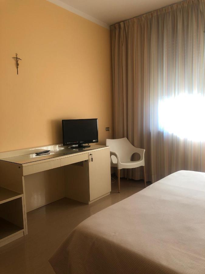 Albergo Casa Dell'Ospite Brescia Bagian luar foto