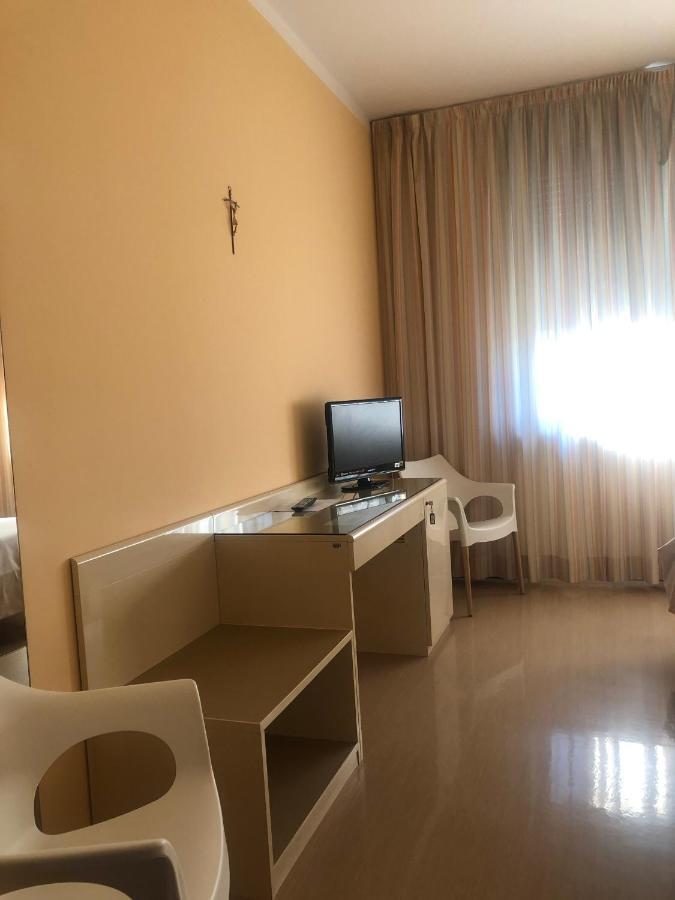 Albergo Casa Dell'Ospite Brescia Bagian luar foto