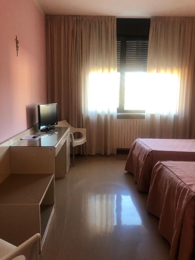 Albergo Casa Dell'Ospite Brescia Bagian luar foto