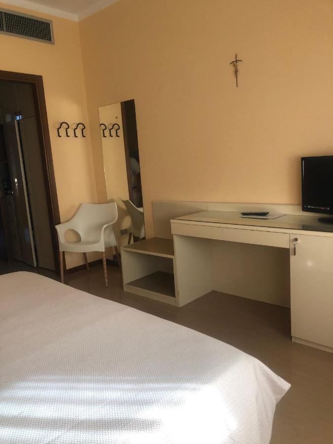 Albergo Casa Dell'Ospite Brescia Bagian luar foto